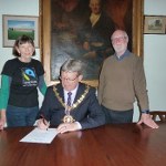 Mayor Kelvin Nash signing declaration